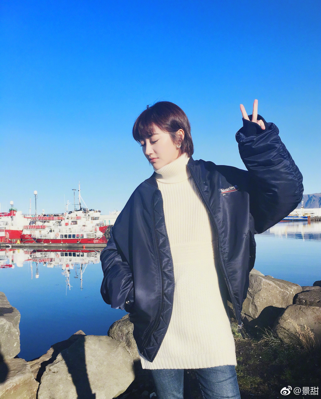 拍照的时候比"剪刀手"是最常见的,可以显得这个人非常活泼可爱,又乐