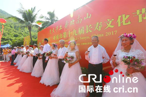 图片默认标题_fororder_10月26日，在三亚南山长寿节上上演最美的世纪金婚庆典，图为王照祥和苏爱珍百岁夫妇（右一、二）亮相。
