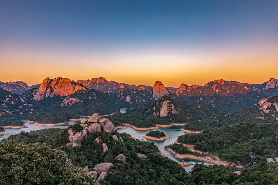 福建烏山天池：群山繞碧水 景致美如畫