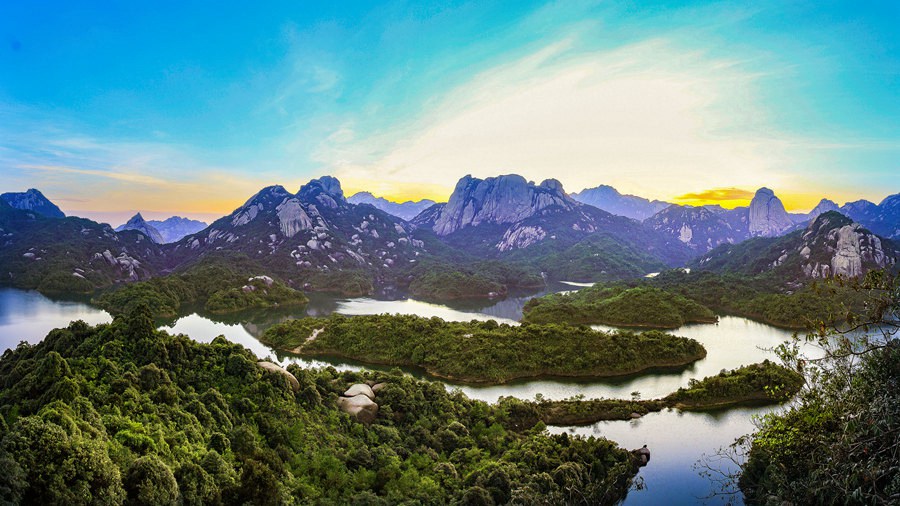 福建烏山天池：群山繞碧水 景致美如畫