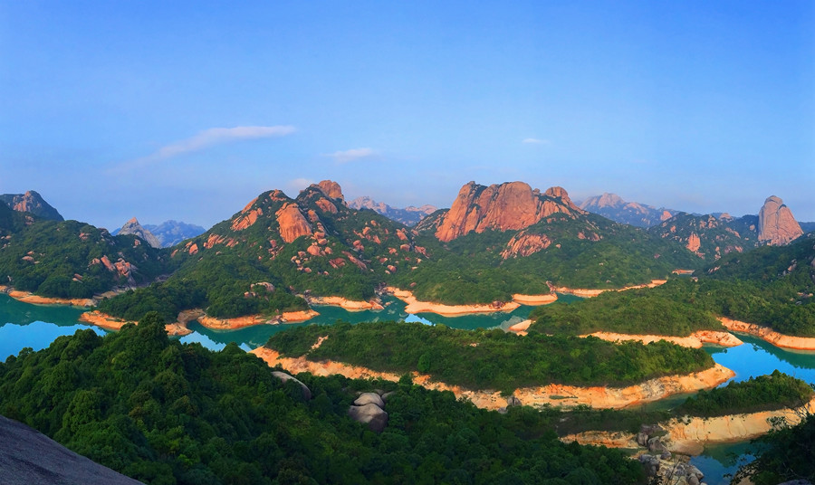 福建烏山天池：群山繞碧水 景致美如畫