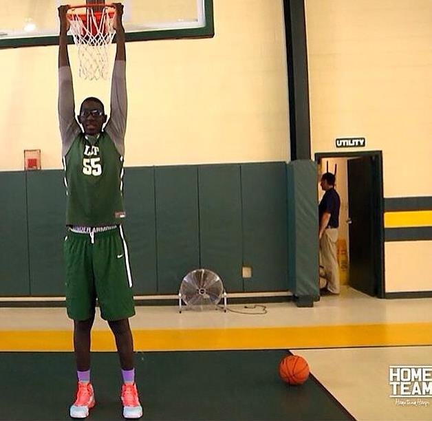 踮脚就能扣篮！他才上高中却比姚明还高