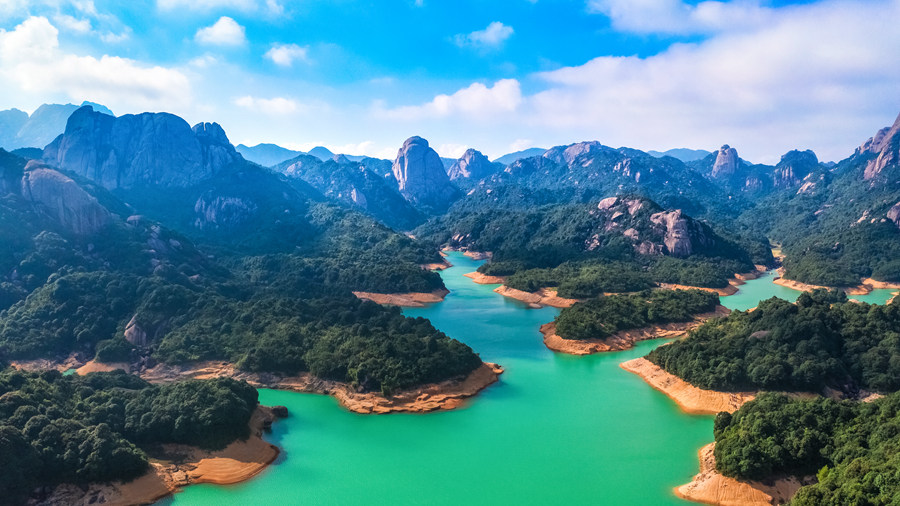 福建烏山天池：群山繞碧水 景致美如畫