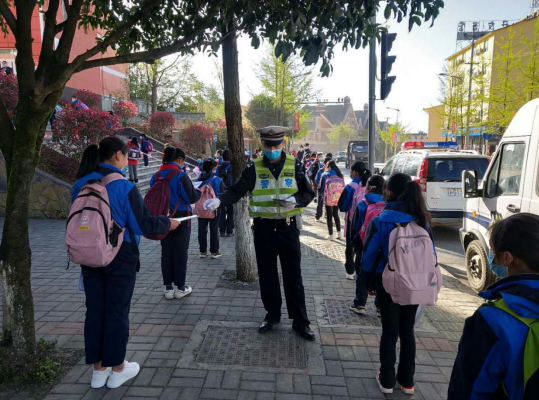 OK【重慶武隆區公安局供稿】重慶武隆開學首日 公安民警全力護航校園安全