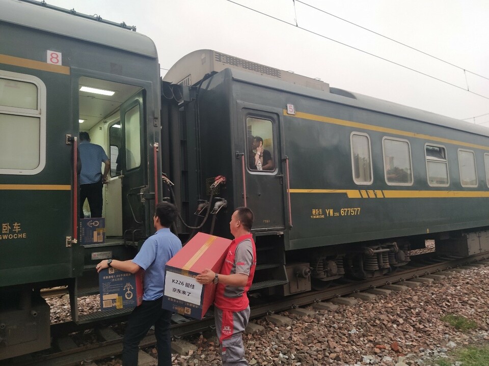 京东物流车满载食品驰援K226/7次列车 数百名滞留旅客吃喝已无后顾之忧_fororder_3