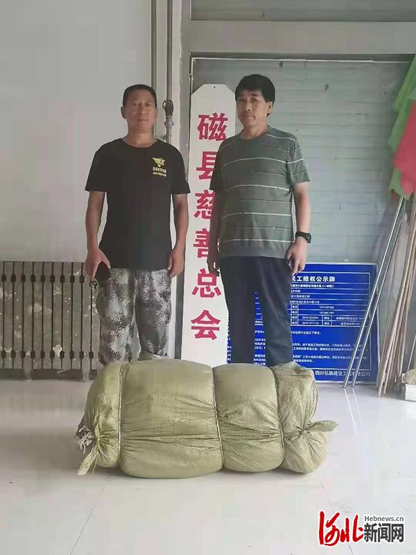 河北邯郸磁县退伍军人捐赠防汛袋支援郑州抗洪
