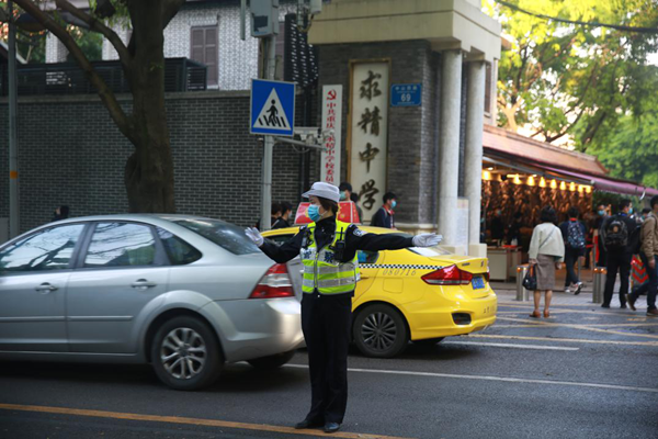 【OK有修改】重庆第二批学校开学复课 渝中警方“有备而来”安全护航