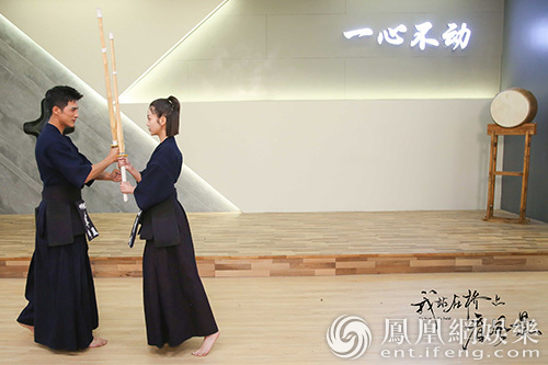 《我站在桥上看风景》探班 姜潮李溪芮现场“过招”