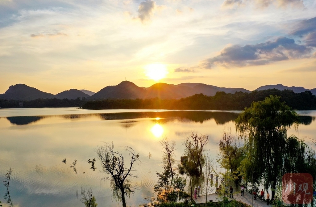 （中首）美！航拍华蓥天池夕阳美景 云落清波若镜天