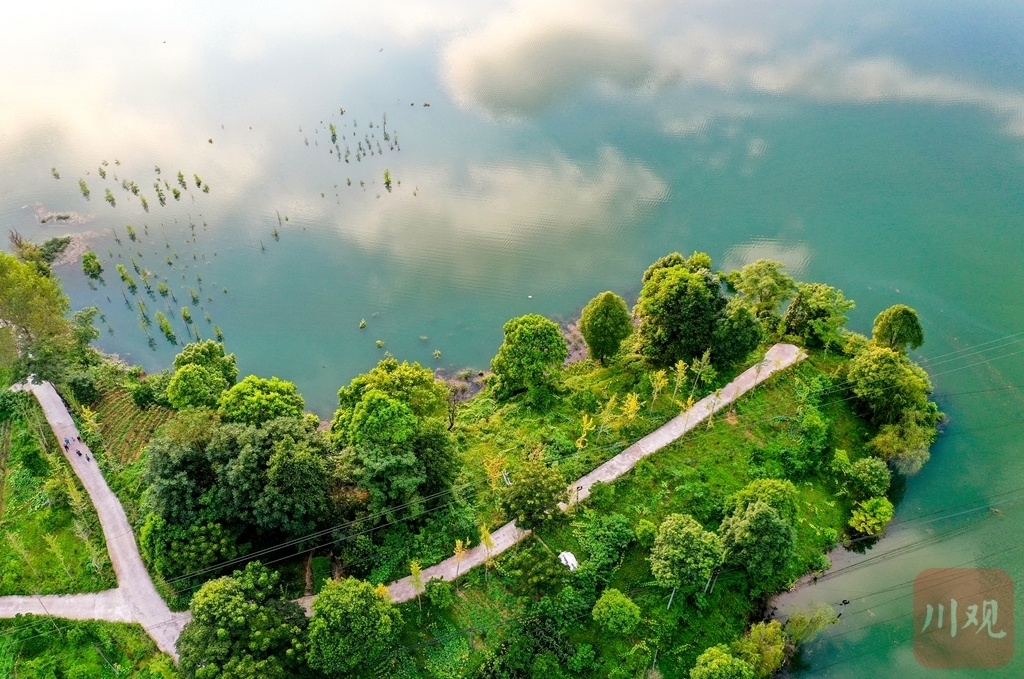 （中首）美！航拍华蓥天池夕阳美景 云落清波若镜天