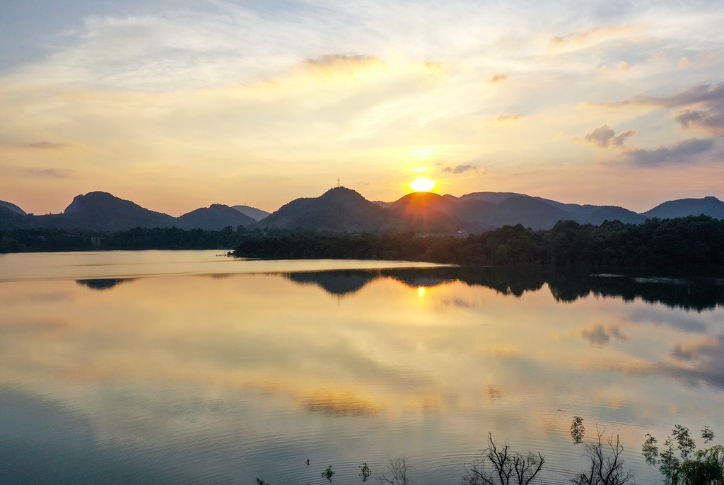 （中首）美！航拍华蓥天池夕阳美景 云落清波若镜天