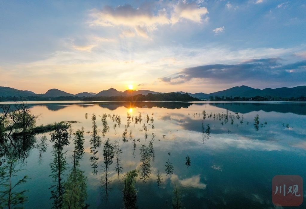 （中首）美！航拍华蓥天池夕阳美景 云落清波若镜天
