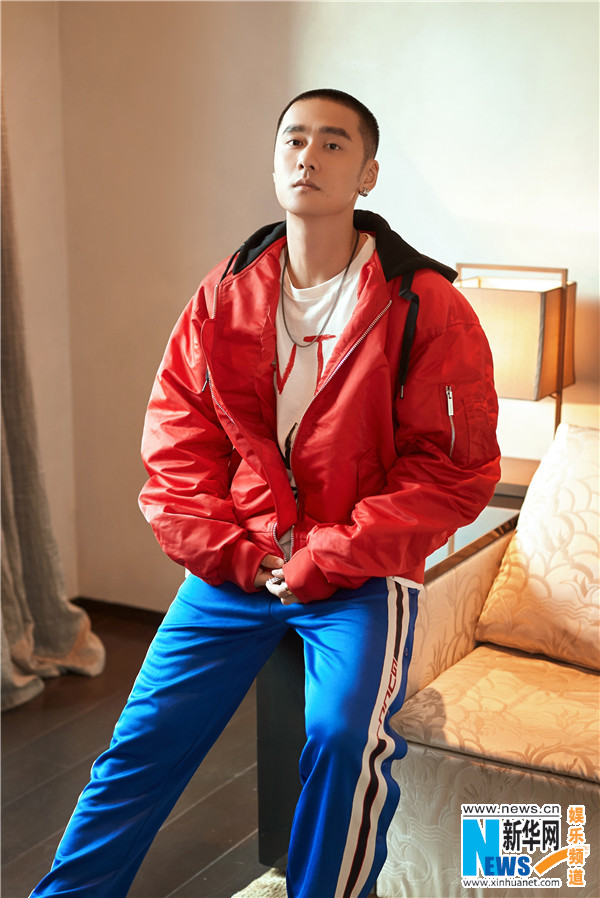 蒋劲夫运动风写真曝光 红衣蓝裤大玩撞色时尚