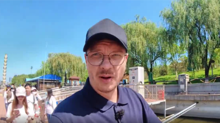 Travel Along the Grand Canal on Tourist Boat