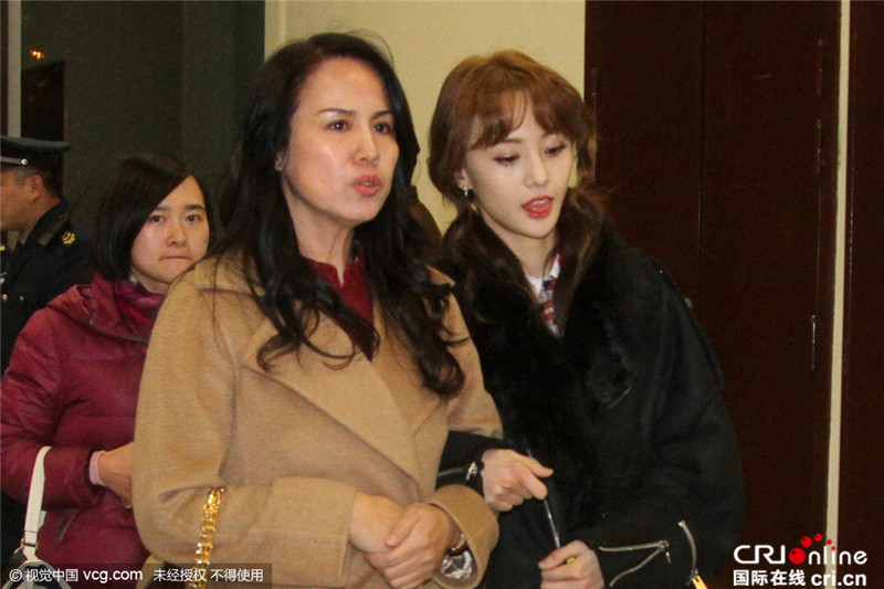 郑爽紧挽母亲现身显亲密锥子脸尖下巴抢镜