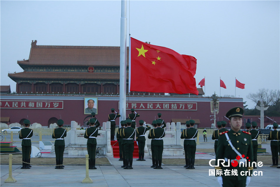 国旗护卫队飒爽英姿迎人大开幕(高清组图)