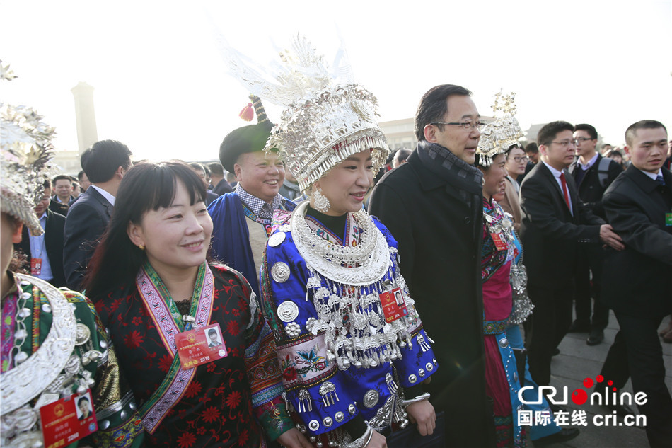 2016两会人大开幕少数民族代表盛装入场组图