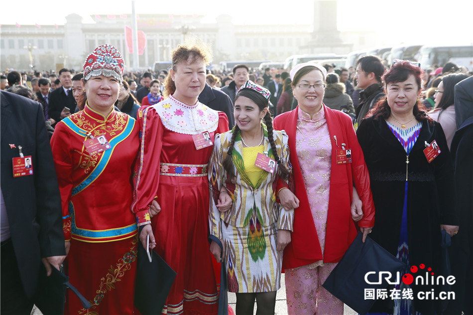 2016两会人大开幕少数民族代表盛装入场组图