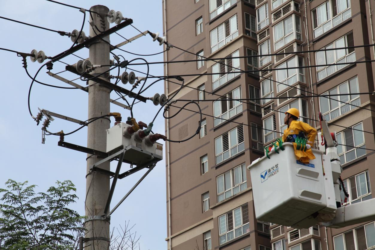 于無聲中“潤”萬家燈火 聚焦炎夏最美勞動者“電力鐵軍”_fororder_圖片1