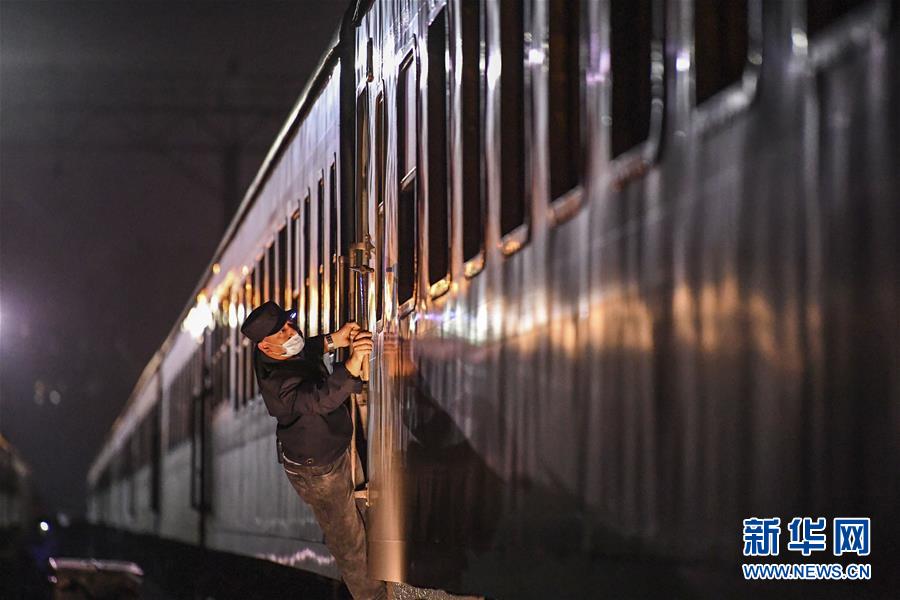 广西南宁：火车检修保安全