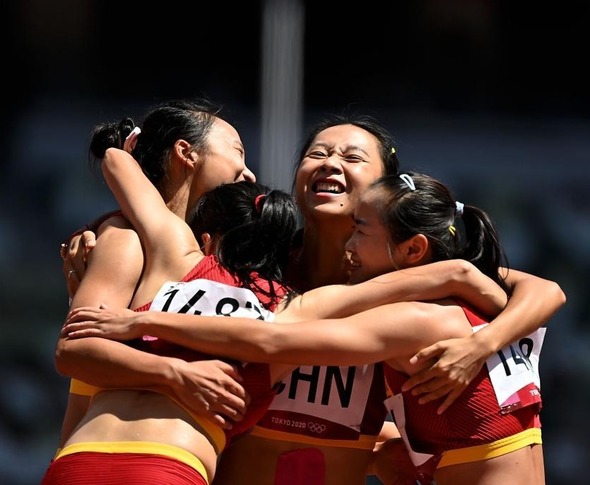 女子4x100米接力：中国队晋级决赛