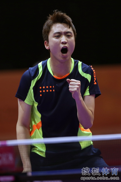 前方图:世乒赛中国男团3-0韩国 许昕怒吼庆祝 前方图:世乒赛中国男团3-0韩国 许昕怒吼庆祝