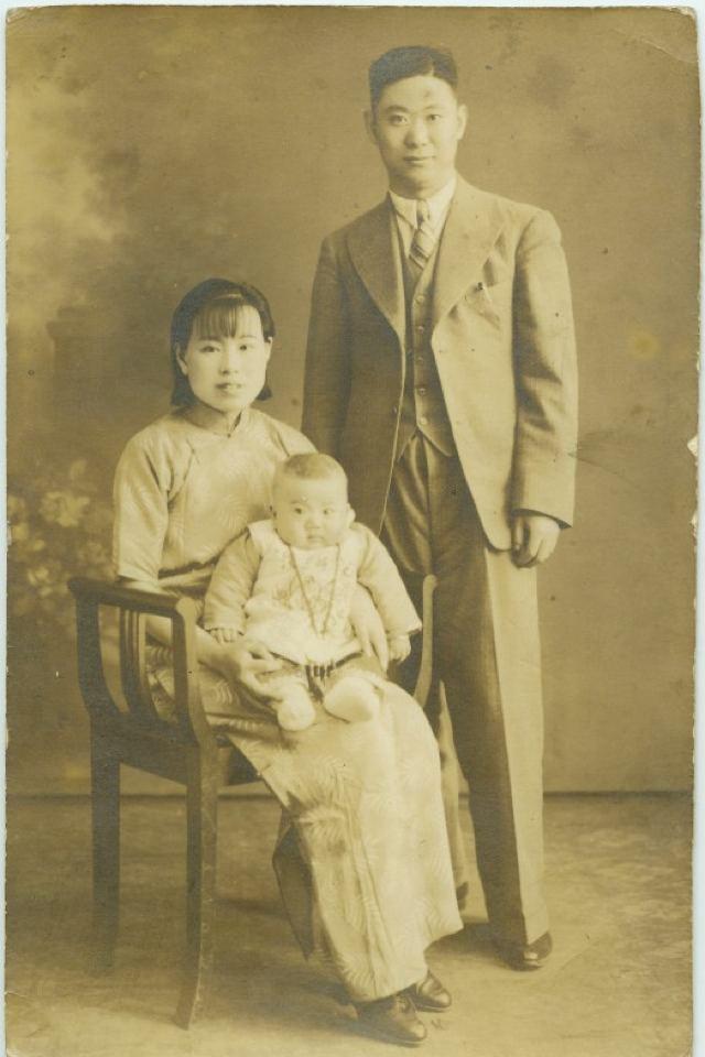 国内网友晒爷爷奶奶结婚照 彰显复古美