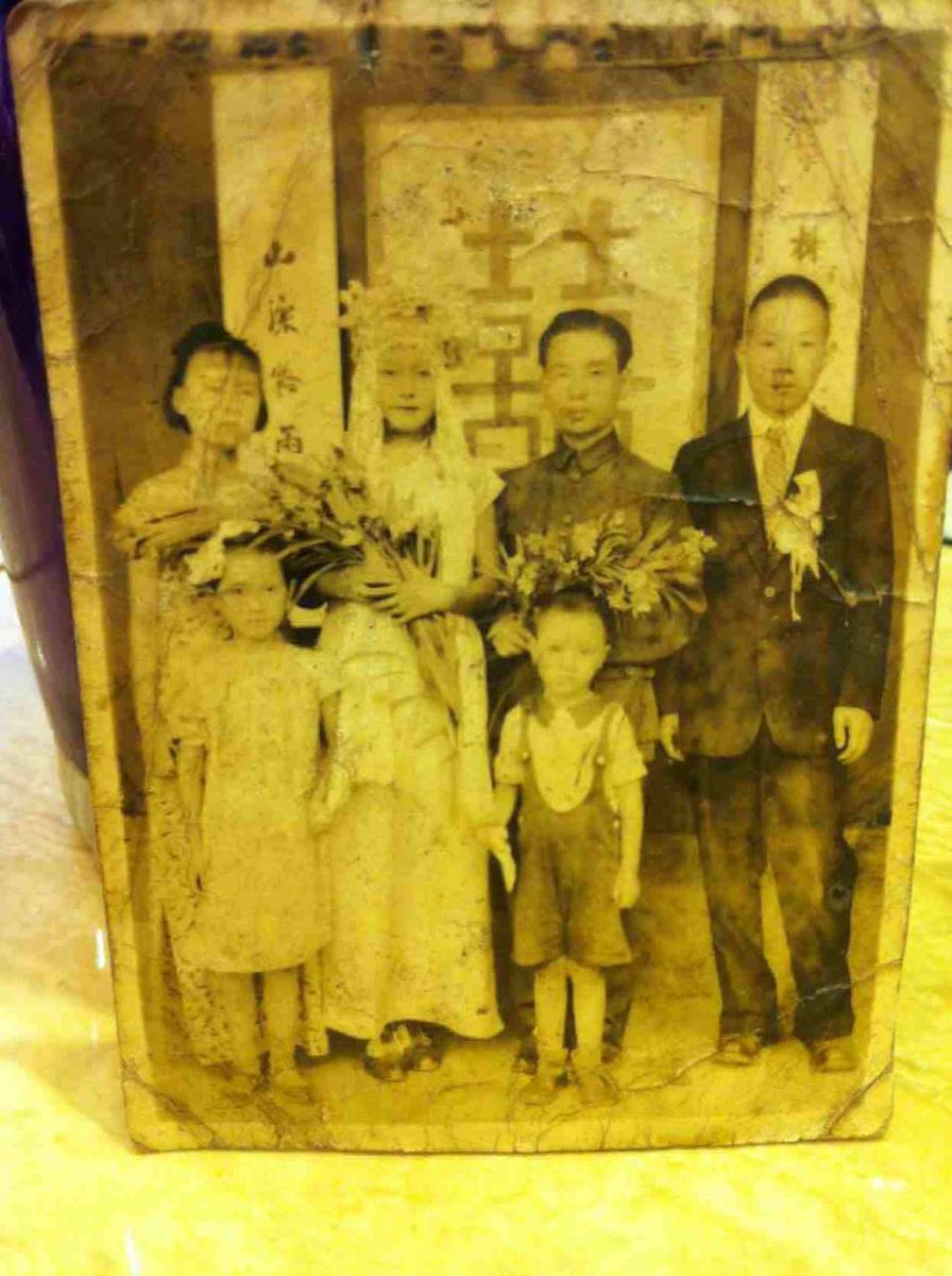 国内网友晒爷爷奶奶结婚照 彰显复古美