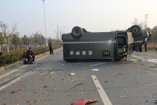 运钞车遭追尾侧翻四脚朝天 车内三人被抛出(图)