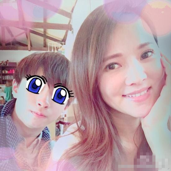 47岁高龄孕妇伊能静养胎 带儿子外出聚会