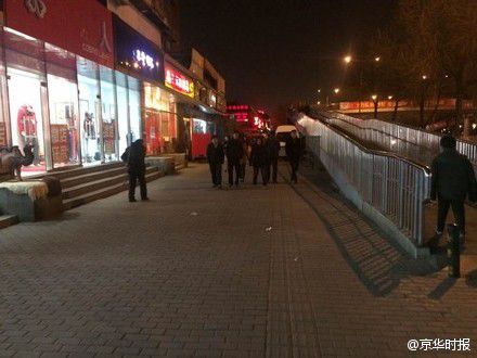 北京一警察查抄一无照摊贩货车时被商贩扎伤(图)