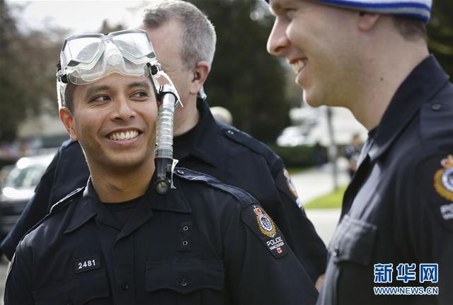 当日,在加拿大温哥华,来自温哥华各警区的75名警官,身着警服跳入海水