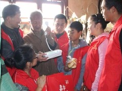 敬老节走“亲戚” 昆明之美为低保户送温暖