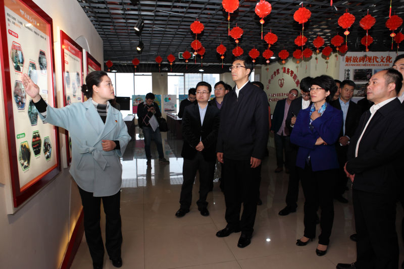 秦宜智在重庆调研共青团改革试点工作时要求 通过改革把青年最广泛最紧密地团结在党的周围