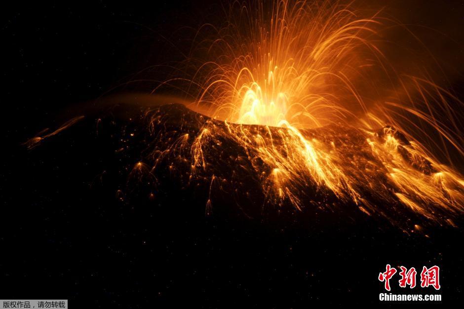 厄瓜多尔通古拉瓦火山喷发