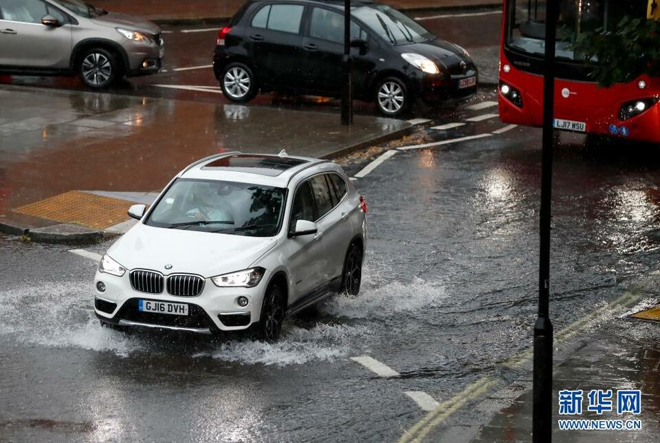 英国伦敦遭遇强雷雨天气