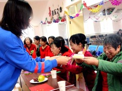 重阳节 新疆各地开展丰富多彩活动温暖老人心