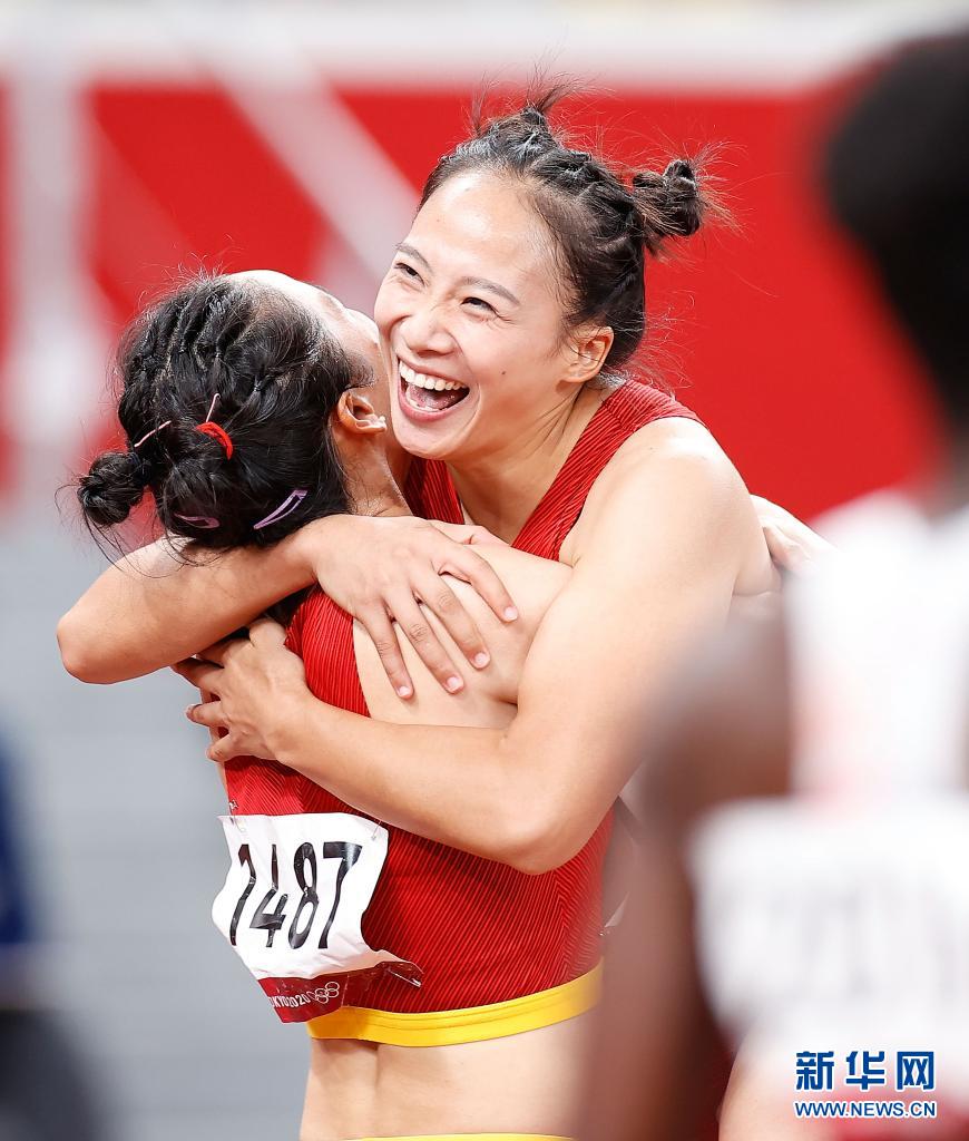 8月6日,中国队队员韦永丽(左),黄瑰芬在比赛后.