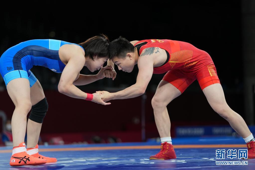 摔跤女子自由式53公斤级：中国选手庞倩玉获得银牌