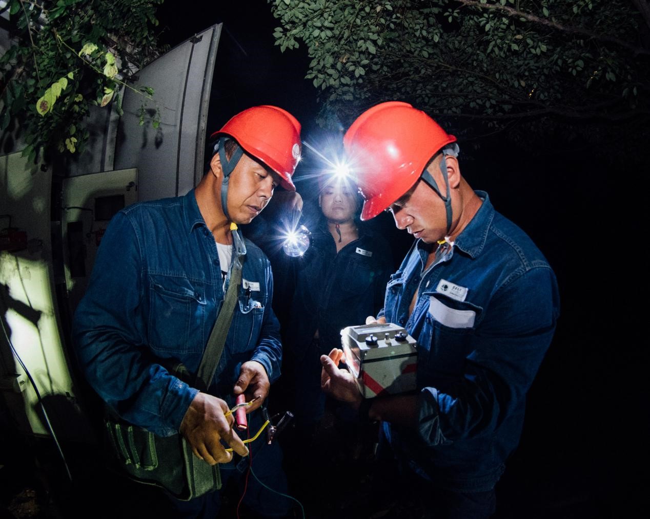 國網陜西電力攻堅河南鄭州帝湖花園、東王府社區先期恢復供電_fororder_2 (2)