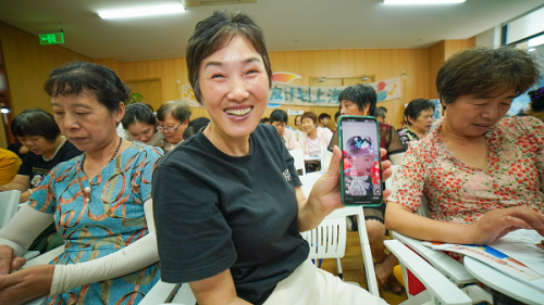 抖音老友计划走进上海社区 助力“老朋友”跨越数字鸿沟_fororder_42