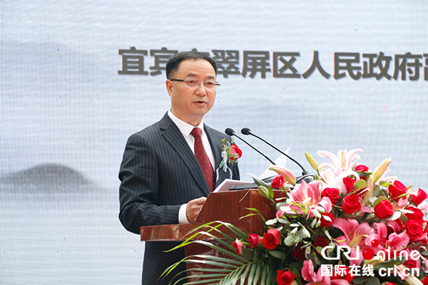 中共翠屏区委副书记张林,翠屏区副区长,冠英街指挥部指挥长刘万荣出席