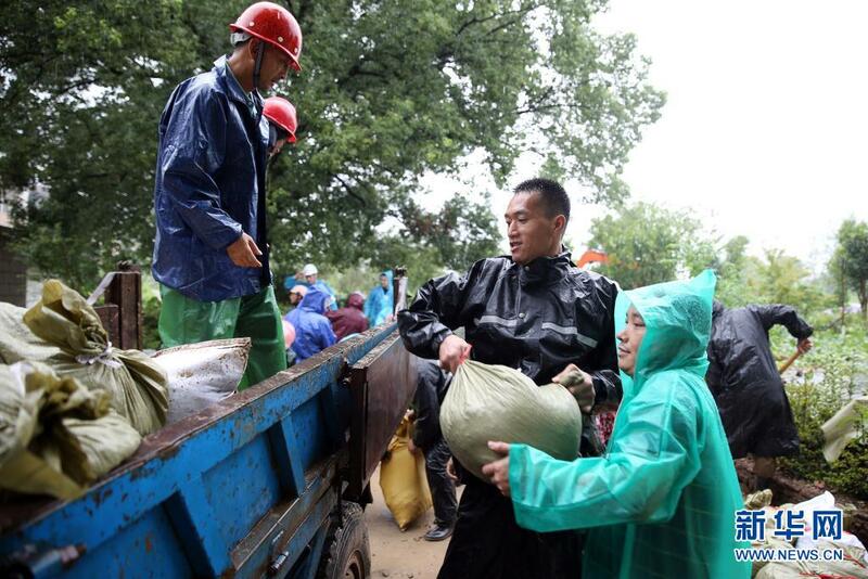 Mazauna Zhejiang suna kokarin ceton kansu yayin da suke fama da mahaukaciyar guguwa_fororder_1127698054_16273113807851n