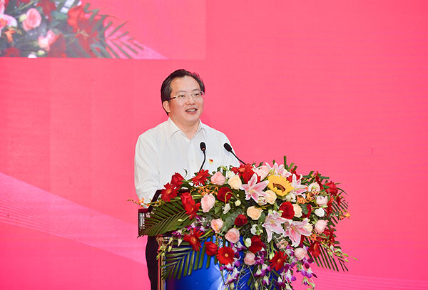 重温党史共谋发展 中国人民大学第三届校友论坛在自贡举行_fororder_2自贡市委书记范波致辞（摄影-廖志全）