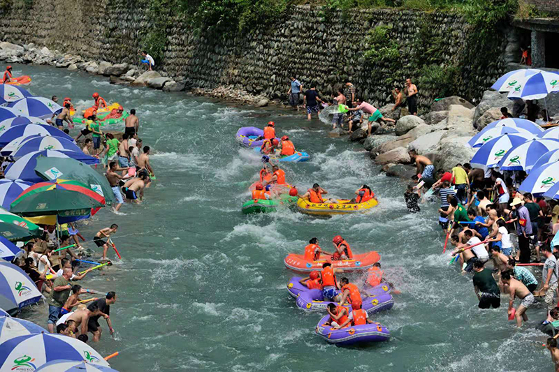 “漂流项目旅游+体育产业” 都江堰龙池镇走出文体旅复合发展新路子_fororder_市民游客体验漂流项目-供图-都江堰市委宣传部