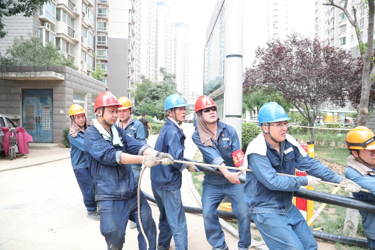 河南省郑州市帝湖花园抢修物资到了 居民的灯也要亮了_fororder_1