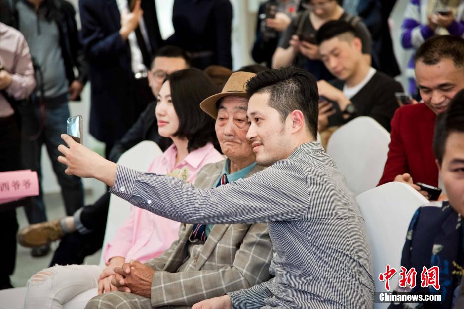 帅遍全球“最帅爷爷”现身受热捧 格纹西装复古优雅