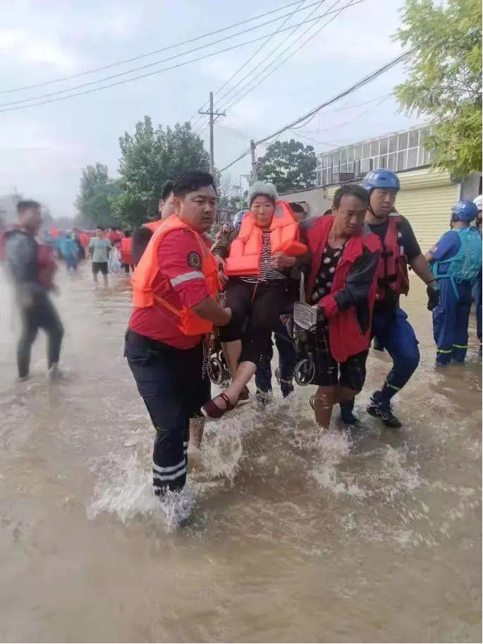 河南洛阳体彩人在新乡抗洪救援一线