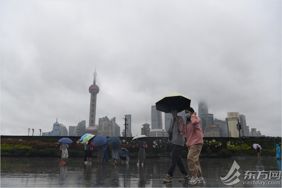 颱風、暴雨預警雙雙“降級” 遊客冒雨打卡外灘雨衣為標配_fororder_57288106