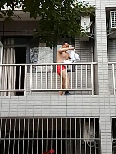 男子散步时拍到一裸男从自家阳台爬出